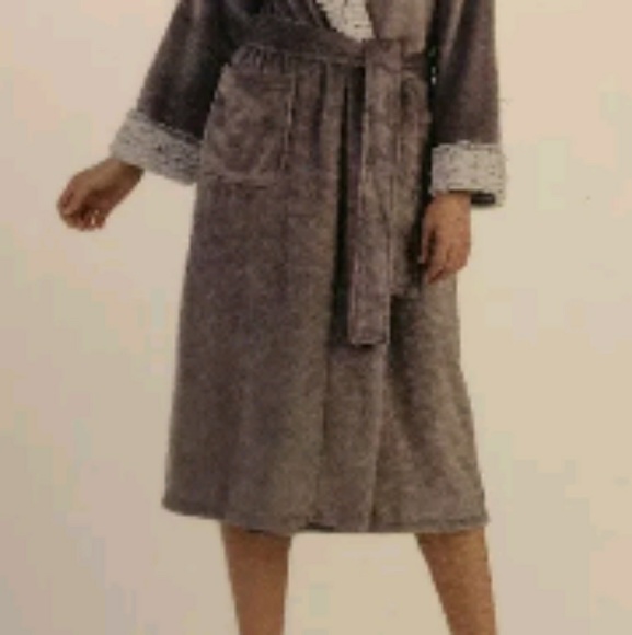 Robe - Picture 3 of 8